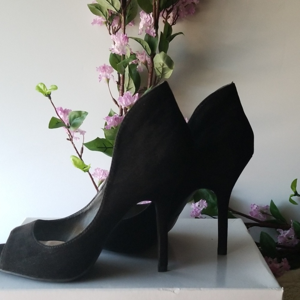 Shoes - Picture 2 of 7